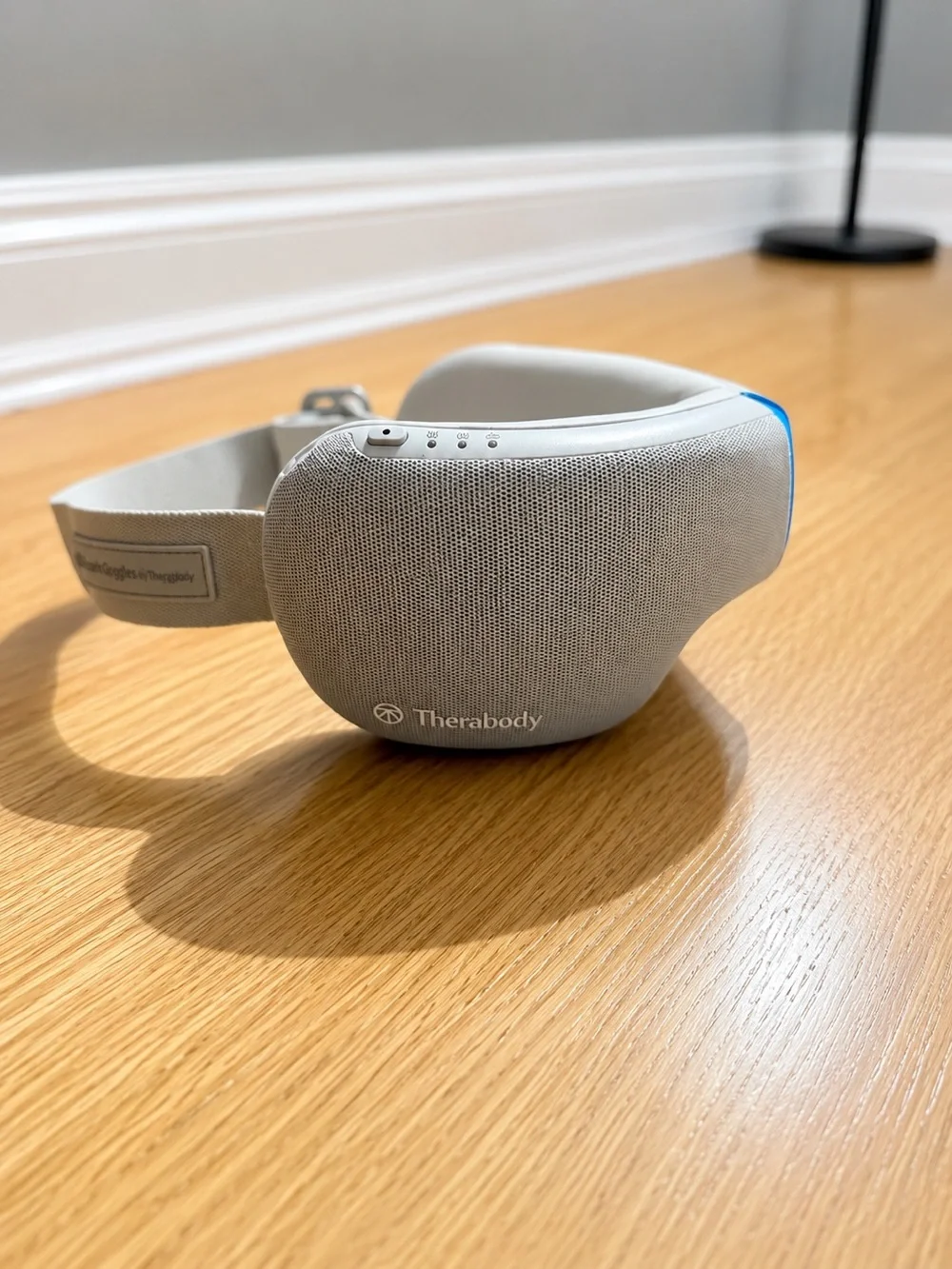 Therabody Smart Eye Massager - Light Gray Fabric
